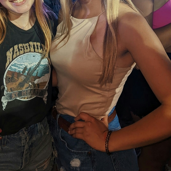 Size Medium Tan Women's Tank Top - Picture 2 of 5